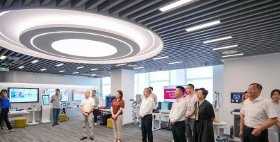 农工党中央副主席兼秘书长邓蓉玲一行莅临华西医疗机器人研究院调研指导